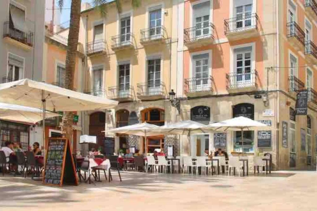 Charming & Spacious Apartment In Historic Centre & Short Walk To Beach Аликанте Екстериор снимка